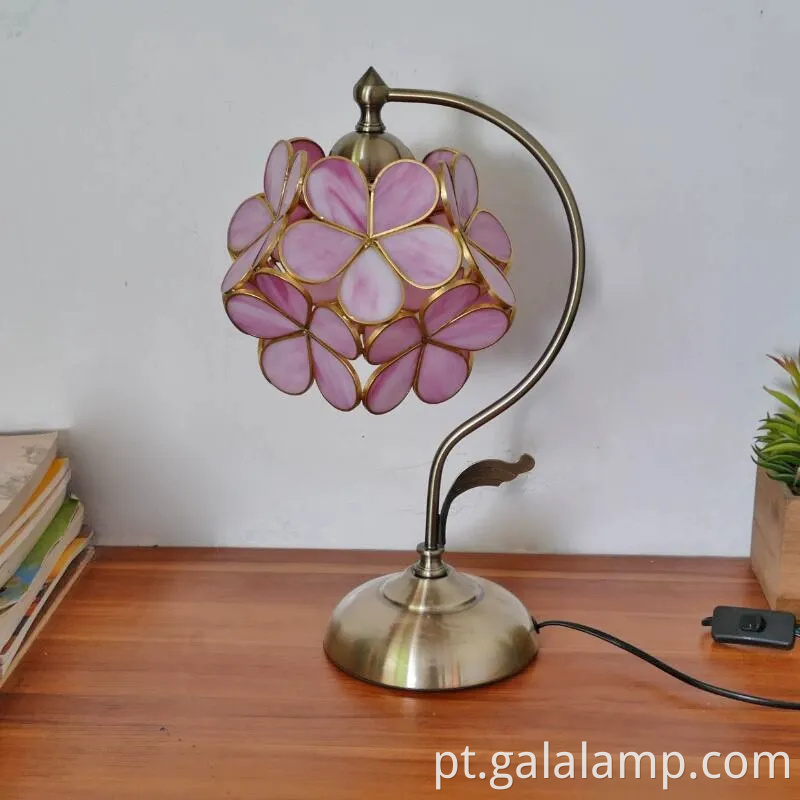 Luminador de mesa floral elegante para um brilho quente do quarto